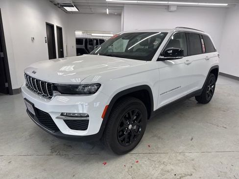 Used 2023 Jeep Grand Cherokee Limited AWD/4WD image 4