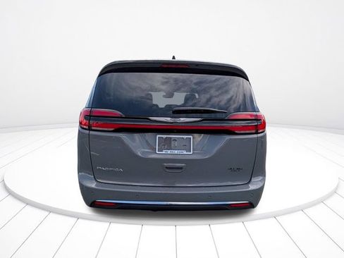 Used 2023 Chrysler Pacifica Touring-L FWD image 4