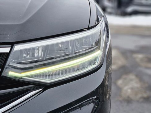 Used 2022 Volkswagen Tiguan SE R-Line image 10