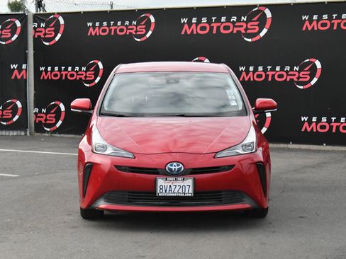 Used 2021 Toyota Prius LE image 2