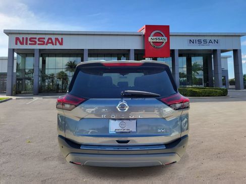 Used 2021 Nissan Rogue SV w/ Premium Package FWD image 3