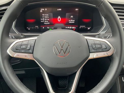 Used 2024 Volkswagen Tiguan SE image 16