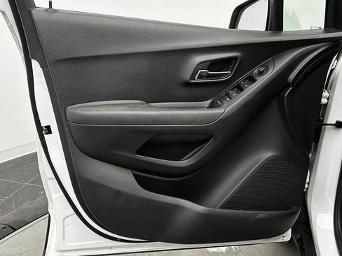 Used 2020 Chevrolet Trax LT w/ LT Convenience Package image 10