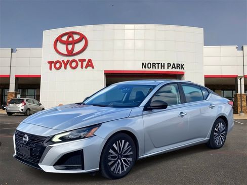 Used 2024 Nissan Altima 2.5 SV image 1