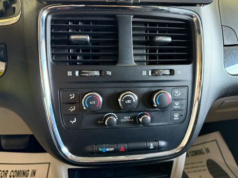 Used 2017 Dodge Grand Caravan SE image 17