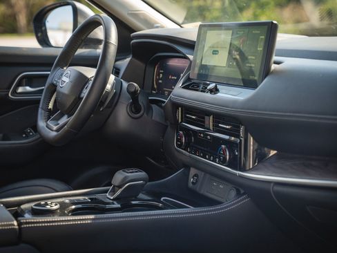 Used 2025 Nissan Rogue Platinum w/ Platinum Premium Package image 13