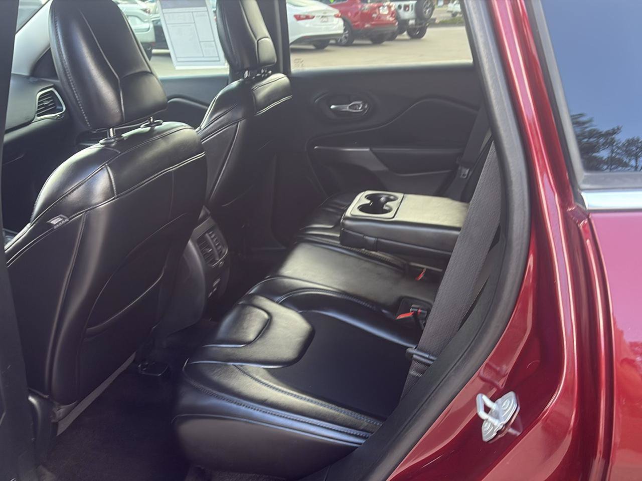 Used 2019 Jeep Cherokee Latitude Plus FWD image 12