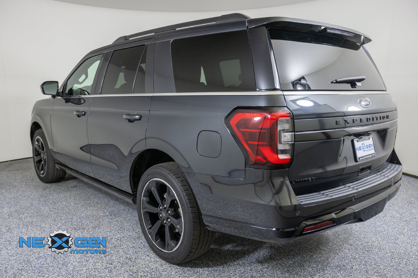 Used 2024 Ford Expedition Limited AWD/4WD image 6