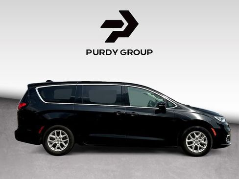 Used 2024 Chrysler Pacifica Touring-L FWD image 9
