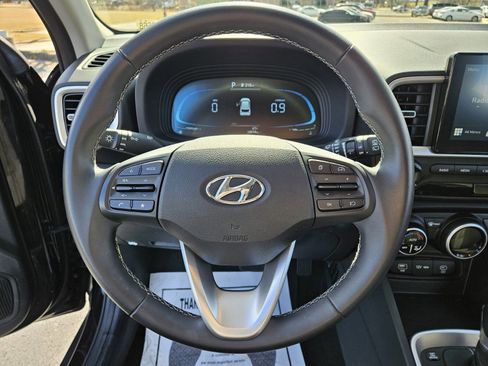 Used 2025 Hyundai Venue SEL image 25