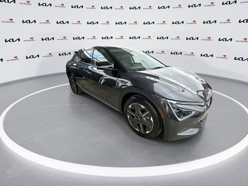 Certified 2025 Kia EV6 Light image 2