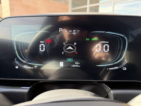 Used 2024 Kia Niro EX image 19