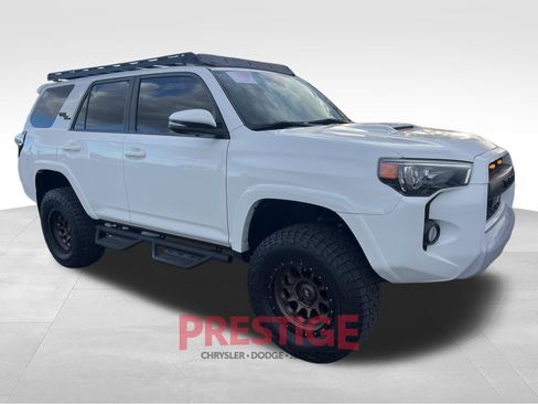 Used 2020 Toyota 4Runner TRD Off-Road Premium AWD/4WD image 4