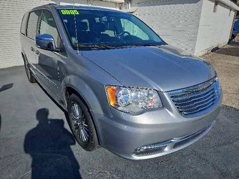 Used 2014 Chrysler Town & Country Touring-L image 6
