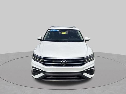 Certified 2023 Volkswagen Tiguan SE w/ Panoramic Sunroof Package FWD image 3
