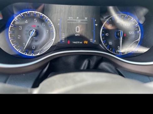 Used 2020 Chrysler Voyager LX image 15