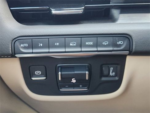 Used 2024 Cadillac Escalade Premium Luxury w/ Performance Package AWD/4WD image 23