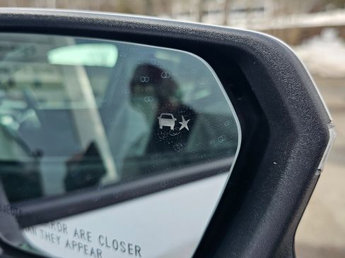 Used 2023 GMC Terrain SLE w/ Driver Convenience Package image 7