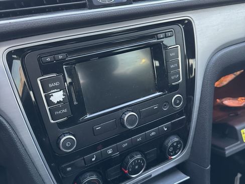 Used 2013 Volkswagen Passat TDI SE image 15