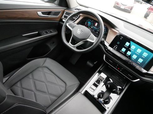 Certified 2024 Volkswagen Atlas SE image 9