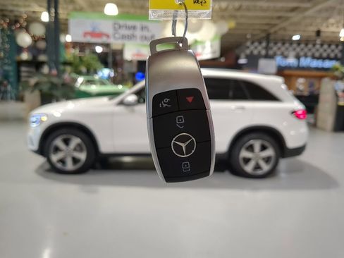 Used 2022 Mercedes-Benz GLC 300 4MATIC image 4