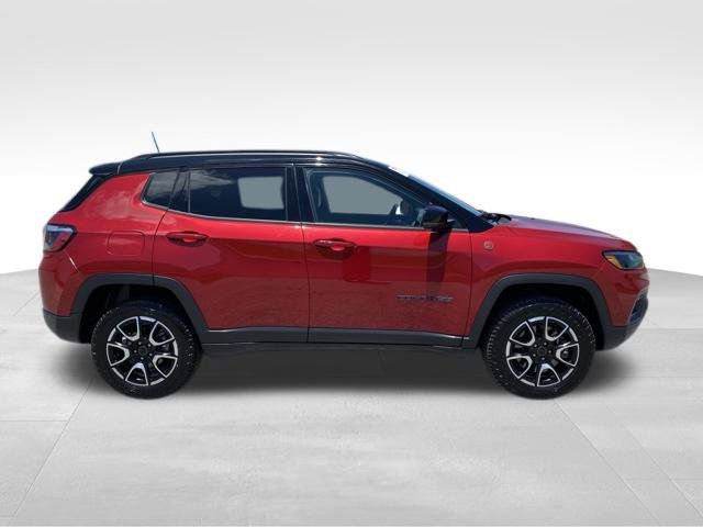 Used 2025 Jeep Compass Trailhawk AWD/4WD image 2