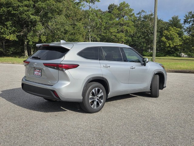 Used 2022 Toyota Highlander XLE FWD image 5