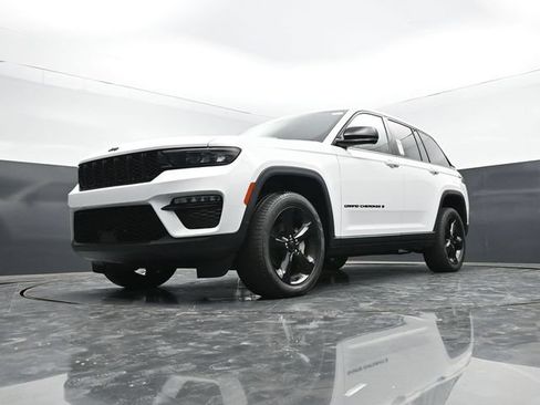 Used 2023 Jeep Grand Cherokee Limited w/ Black Appearance Package AWD/4WD image 62