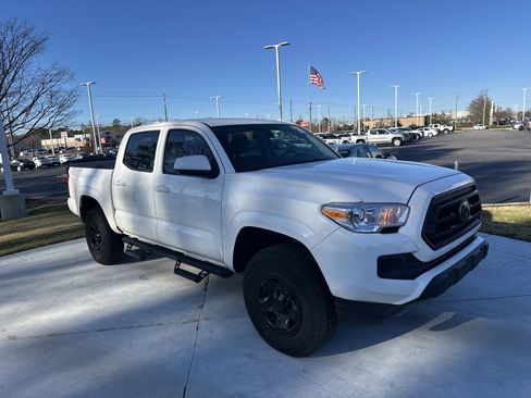 Used 2023 Toyota Tacoma TRD Off-Road image 2