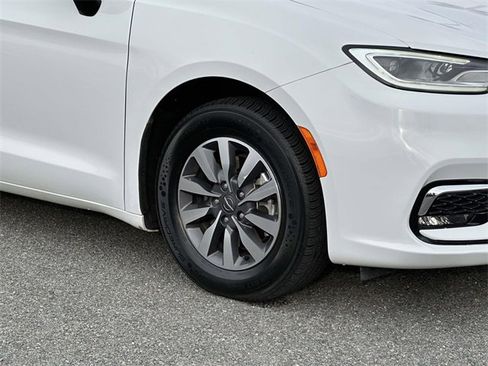 Used 2024 Chrysler Pacifica Select image 7