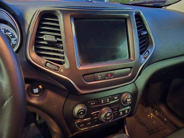 Used 2019 Jeep Cherokee Trailhawk AWD/4WD image 25