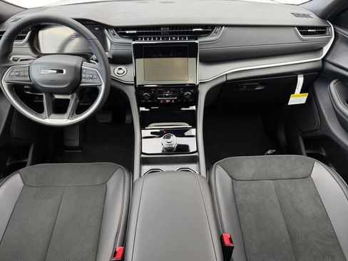 New 2025 Jeep Grand Cherokee Altitude image 10
