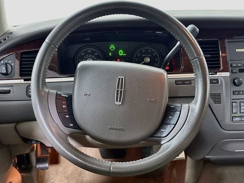 Used 2007 Lincoln Town Car Signature RWD image 11