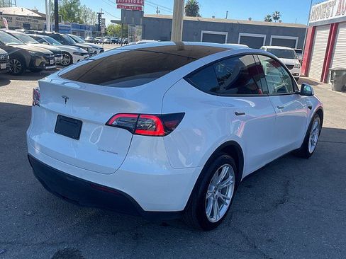 Used 2021 Tesla Model Y Long Range image 3