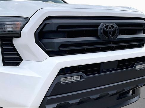 Used 2025 Toyota Tacoma SR5 AWD/4WD image 28