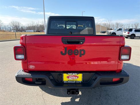 Used 2025 Jeep Gladiator Sport image 4