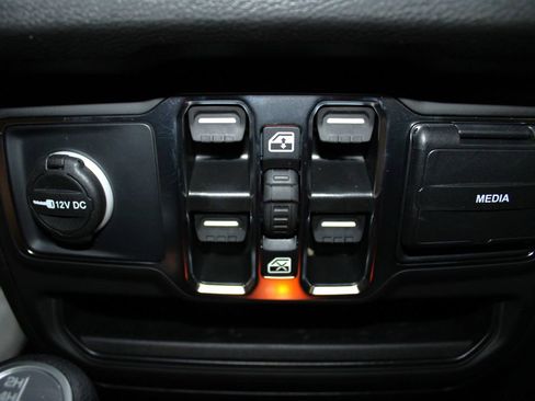 New 2025 Jeep Gladiator Sport image 24