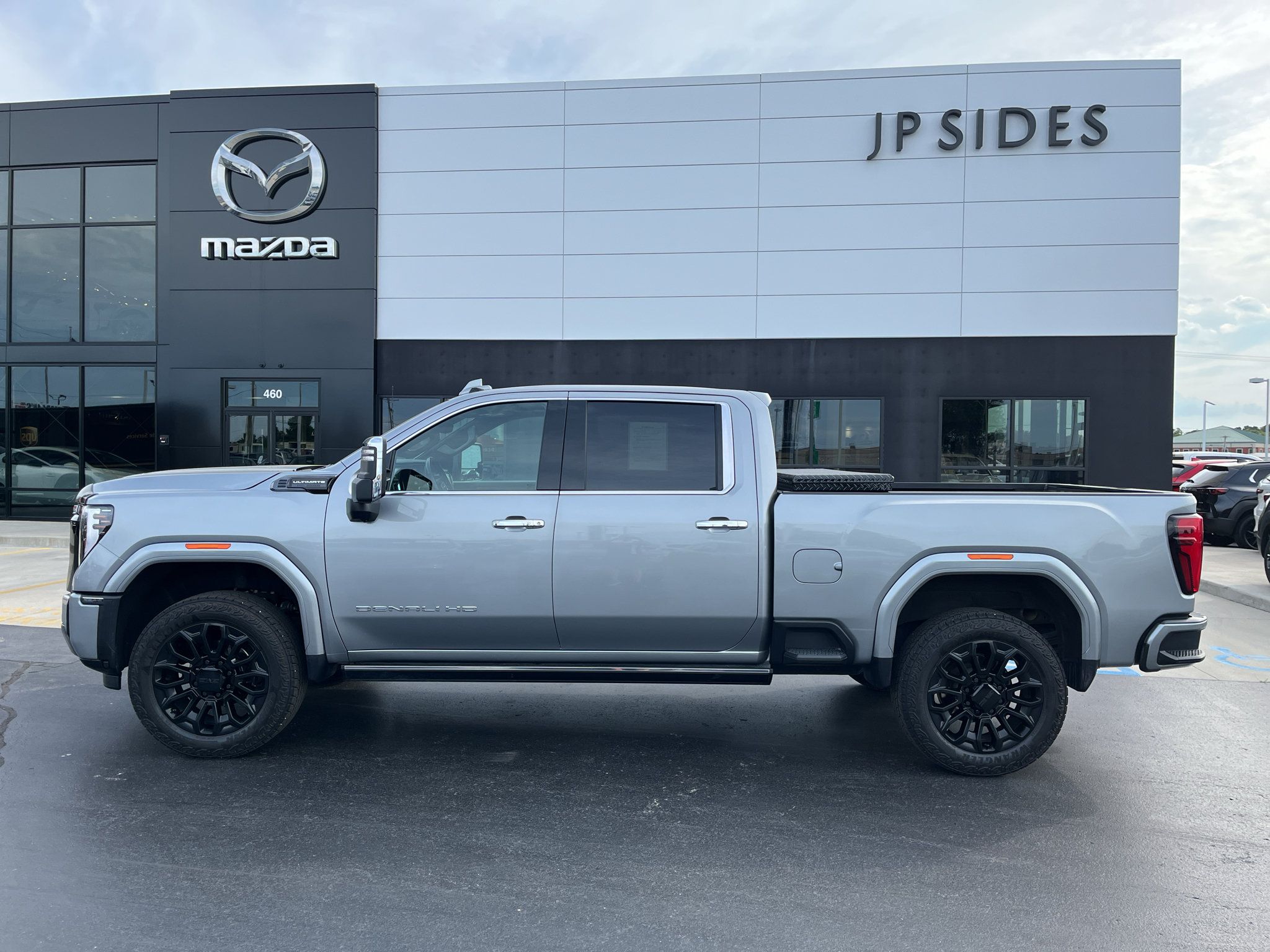 Used 2025 GMC Sierra 2500 Denali Ultimate AWD/4WD image 2
