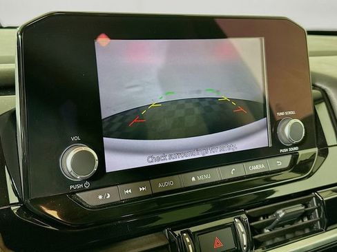 Used 2024 Nissan Pathfinder SV image 16