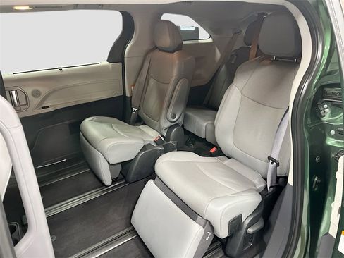 Used 2022 Toyota Sienna Limited image 26