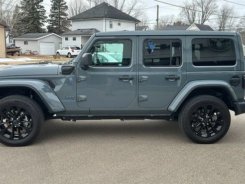 Used 2025 Jeep Wrangler Unlimited Sahara w/ Safety Group AWD/4WD image 4