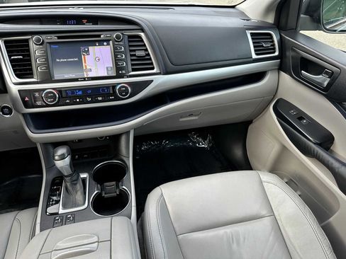 Used 2014 Toyota Highlander XLE image 18