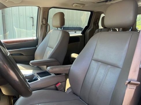 Used 2016 Chrysler Town & Country Touring-L FWD image 12