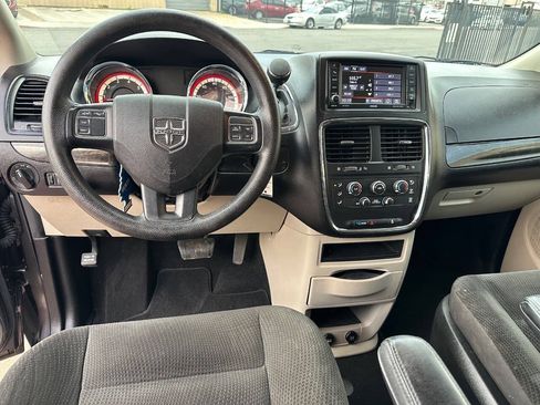 Used 2018 Dodge Grand Caravan SE w/ UConnect Hands-Free Group FWD image 12