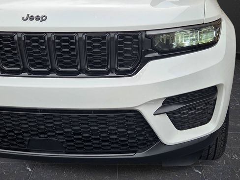 Used 2023 Jeep Grand Cherokee Altitude AWD/4WD image 38