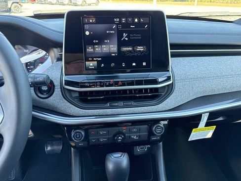 Used 2025 Jeep Compass Latitude image 22