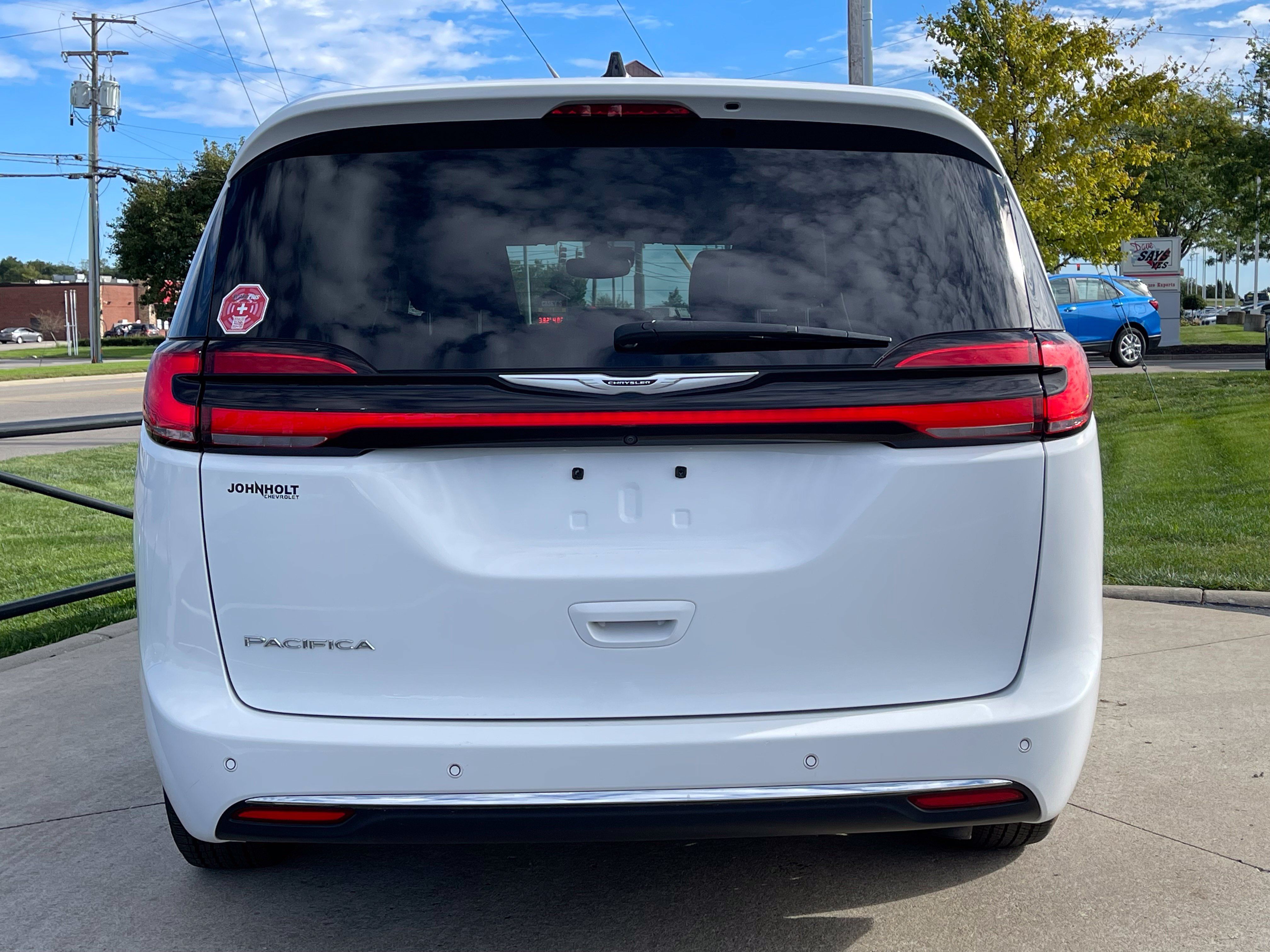 Used 2023 Chrysler Pacifica Touring-L FWD image 6