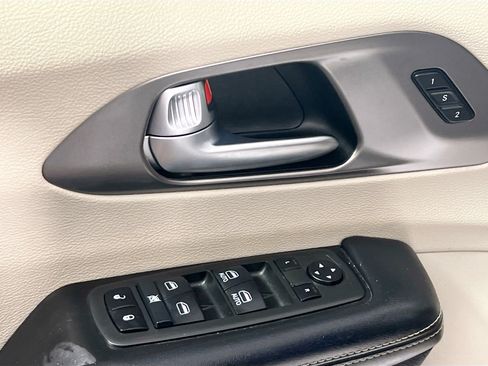 Used 2022 Chrysler Pacifica Touring-L FWD image 14