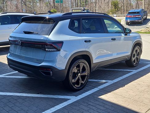 Used 2025 Volkswagen Taos SE AWD/4WD image 2