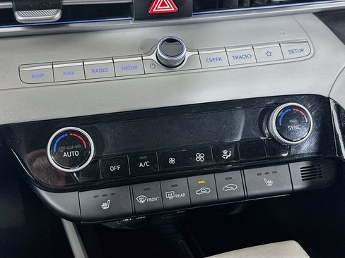 Used 2025 Hyundai Elantra Limited FWD image 24